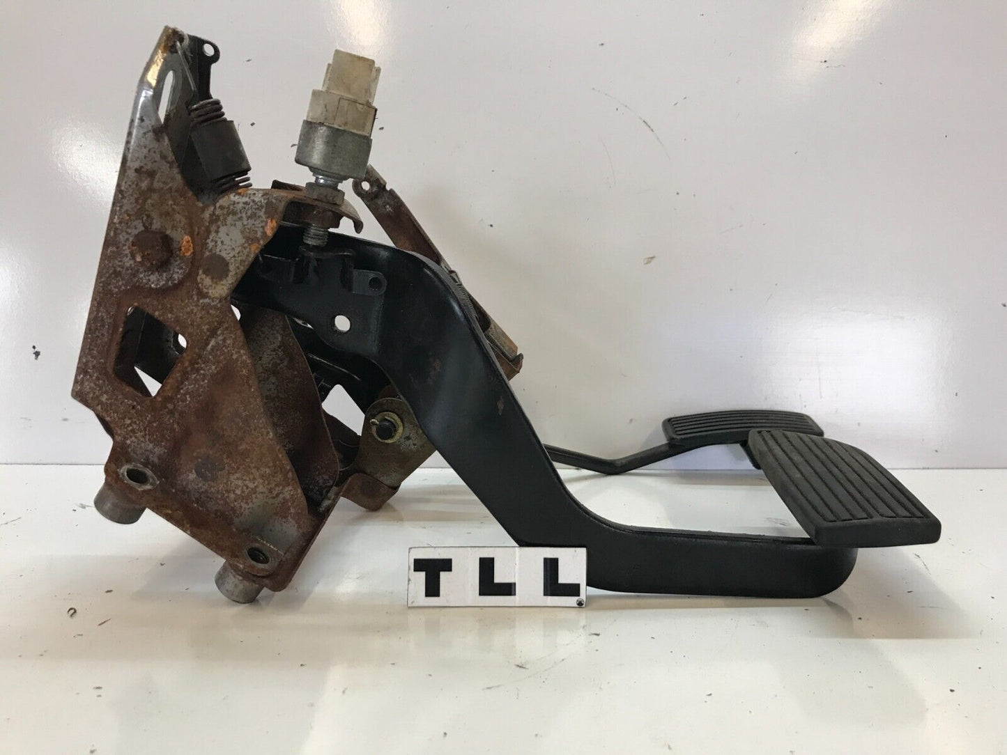 94-01 ACURA INTEGRA AUTOMATIC TRANSMISSION MODEL - GAS AND BRAKE PEDAL OEM