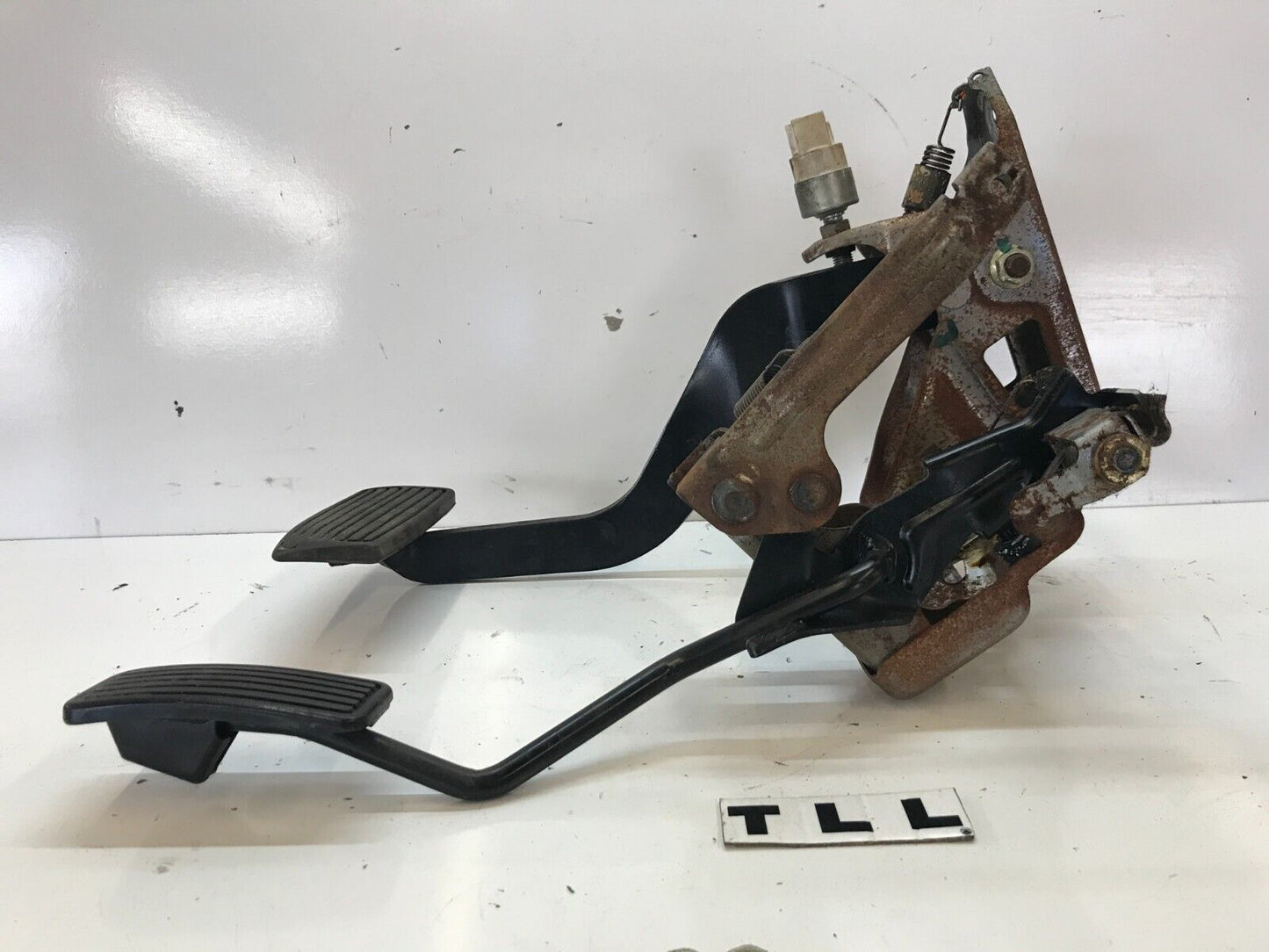 94-01 ACURA INTEGRA AUTOMATIC TRANSMISSION MODEL - GAS AND BRAKE PEDAL OEM