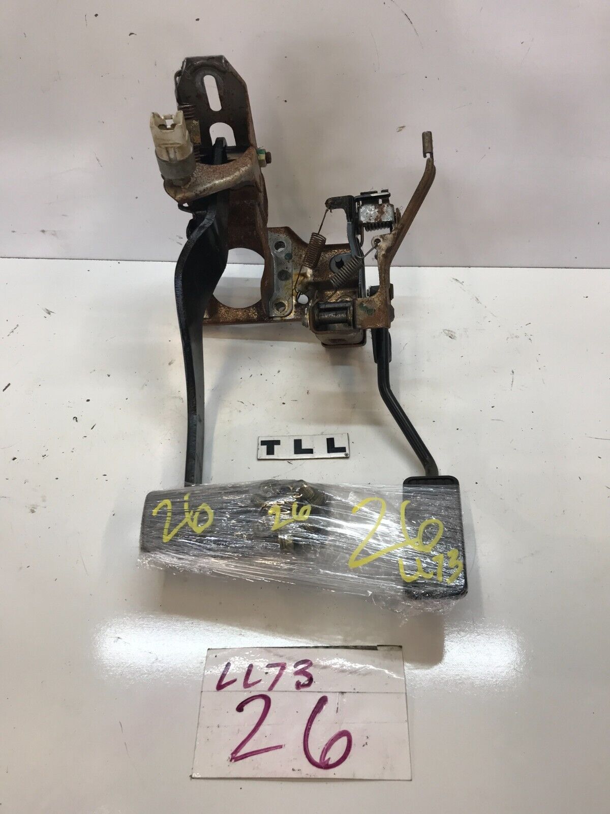 94-01 ACURA INTEGRA AUTOMATIC TRANSMISSION MODEL - GAS AND BRAKE PEDAL OEM