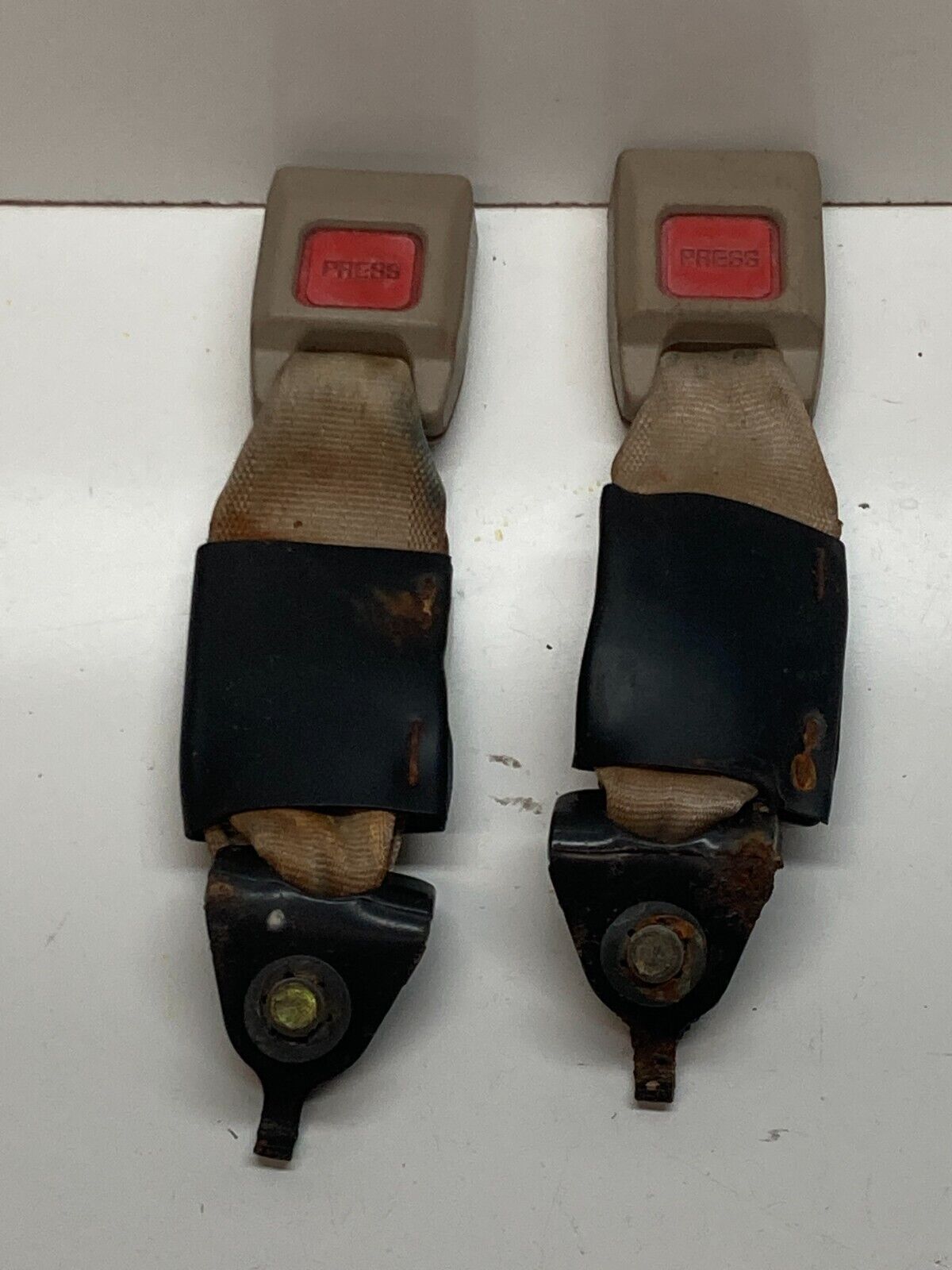 94-01 Acura Integra Rear Seat Belt Buckle Reciever Pair Coupe 2 Door Tan