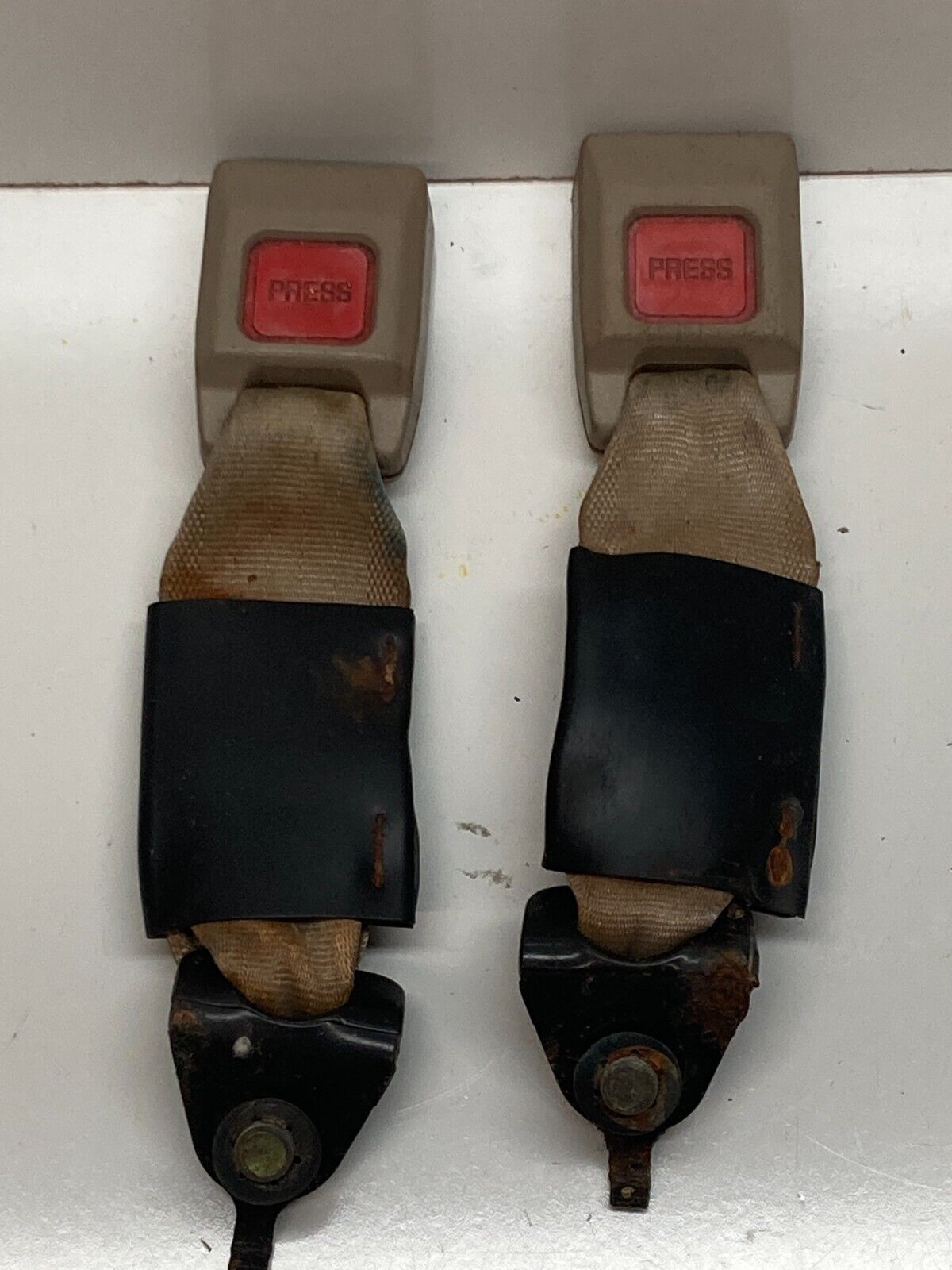 94-01 Acura Integra Rear Seat Belt Buckle Reciever Pair Coupe 2 Door Tan