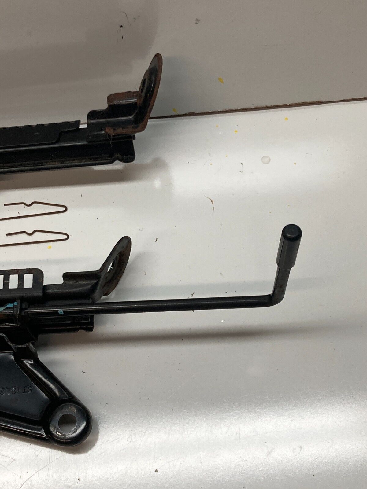 94-01 ACURA INTEGRA - DRIVER LEFT FRONT - SEAT RAIL MOUNTING BRACKET SLIDER
